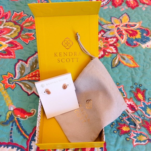 Kendra Scott Stud Earrings /Gold Tone / New In Box - Picture 3 of 6
